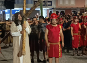 Fieles recorren las calles de Loja durante el Viacrucis del Valle, una tradición que reúne a cientos de devotos cada Viernes Santo..