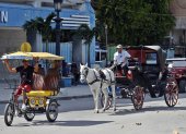 Turismo. Carruajes turísticos vacíos en las calles de La Habana, una muestra de la ausencia de turistas en la isla.
