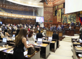 Sesión de la Asamblea Nacional en Quito, donde se recuerda el 30 de marzo como fecha para reivindicar el trabajo doméstico en Ecuador.