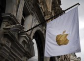 Una bandera con el símbolo de Apple decora el exterior de una tienda.