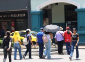 La ciudadanía utiliza sombrillas para protegerse del intenso sol que se registra en Guayaquil.