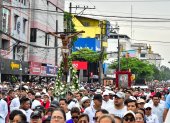 En la avenida Rodolfo Baquerizo Nazur se realizó la procesión de las parroquias del norte de Guayaquil para que la comunidad católica conmemore el Viernes Santo.