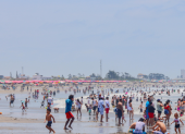 Turistas disfrutan de las playas ecuatorianas durante el feriado de Semana Santa, cuando el IVA se reducirá al 8 %.