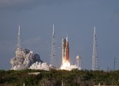 El cohete Space Launch System, que transportaba la cápsula Orion para la misión Artemis II, despegó de la plataforma de lanzamiento 39B en el Centro Espacial Kennedy el 1 de abril de 2026.