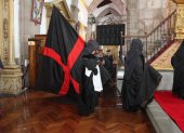 os canónigos arrastran las caudas en la Catedral Metropolitana de Quito, símbolo del pecado redimido por la cruz de Cristo.