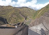 El embalse de Mazar, clave para la generación eléctrica de Ecuador, registra un descenso de más de 13 metros respecto a su cota máxima.
