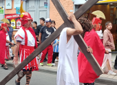 Fieles recorrieron las principales calles del centro de Loja durante el viacrucis organizado por la parroquia de San Francisco.