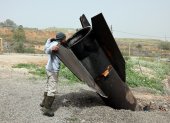 Un agricultor curioseó en un misil de Irán que impactó en el asentamiento de Israel en Cisjordania, en medio de la guerra en la que también participa Estados Unidos.