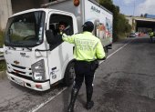 Agentes de tránsito controlan el cumplimiento de la restricción en la Simón Bolívar y Ruta Viva.