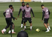 Los futbolistas del Real Madrid Vivicius Jr (2i), Camavinga (2i), Kylian Mbappé (2d) y Trent Alexander-Arnold (d) entrenan en Valdebebas.