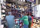 Por el temor a los apagones en el país, la ciudadanía empezó a comprar focos recargables.