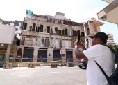 Detenerse a tomarle fotos a las ruinas de la Casa Tola se ha vuelto una escena cotidiana en la esquina de Escobedo y 9 de Octubre, en el centro de Guayaquil.