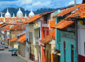 Calles de Cuenca con la Catedral al fondo, en vísperas del feriado por su fundación.