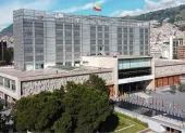 Fachada de la Asamblea Nacional en Quito, donde se debate la reforma sobre el uso de uniformes oficiales.