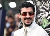 Bad Bunny desfiló en la alfombra roja del estreno de “Caught Stealing” en Nueva York el 26 de agosto de 2025