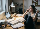 El uso constante del celular puede reforzar la procrastinación al ofrecer recompensas inmediatas.