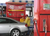 Despacho de combustible en una gasolinera de China.