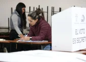 Ciudadanos sufragan en recintos electorales distribuidos por el CNE para los comicios.