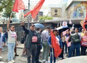 Simpatizantes alzan banderas y consignas frente al CNE en Quito