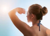 Referencial. Ciudadanos se protegen del sol en una jornada marcada por lluvias aisladas y alta radiación UV, según el Inamhi.