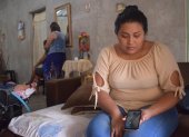 Desconsuelo. Maricela Gurumendi observa la foto donde aparece su hermano muerto Juan Gurumendi .