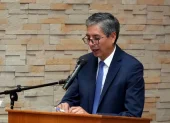 Raúl Llasag Fernández es un indígena kichwa de Cotopaxi, profesor de la Universidad Central del Ecuador y juez constitucional.