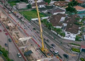 En la avenida del Bombero, en Los Ceibos, se realizan trabajos para colocar las vigas para los nuevos puentes.