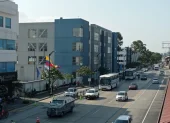 El Cuartel Modelo está ubicado en la avenida de las Américas, en Guayaquil.