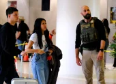 Un integrante del Servicio de Inmigración y Control de Aduanas (ICE) custodia el Aeropuerto Intercontinental George Bush en Houston (EE.UU).