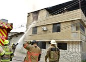El incendio se registró en un departamento del último piso de esta casa de tres pisos, ubicada en Mapasingue Este, en el norte de Guayaquil.