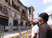Trabajadores del sector de la Casa Tola observan el riesgo de colapso de la vivienda hacia los negocios aledaños.