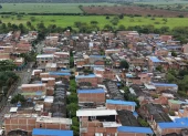 Paneles solares en los techos de viviendas de un barrio al oriente de Cali (Colombia).