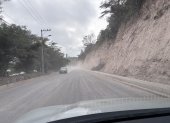 La vía Nayón–Cumbayá presenta tramos irregulares y polvo constante tras meses de obras inconclusas.