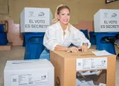 Susana González, ejerciendo su voto cuando fue candidata a la Asamblea por Suma en 2024