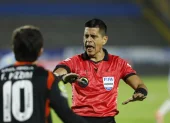 Francisco Pizzini reclama al árbitro del partido entre Universidad Católica y Emelec.