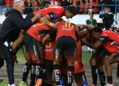Jugadores del Deportivo Cuenca celebran el gol de Lucas Mancinelli.
