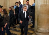 El expresidente francés Nicolas Sarkozy (C) sale del juzgado durante el juicio de apelación en el caso de financiación libia en París, Francia, 09 de abril de 2026.