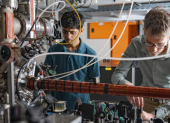 Yogesh Sridhar y Sean Hodgman, de la Universidad Nacional de Australia, lideraron el experimento que demostró el entrelazamiento cuántico con átomos de helio.