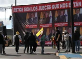 En agosto de 2025 aparecieron vallas gigantes con las fotos de los jueces de la Corte Constitucional en calles de Quito cercanas a la sede de la Corte.