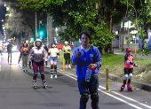 Patinadores avanzan por la avenida Amazonas durante el Paseo Express, una experiencia nocturna segura y llena de energía en Quito.