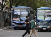 En la Juan León Mera y Jorge Washington, en el centro norte de Quito, buses corretean.