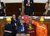 El presidente de la Asamblea Nacional de Venezuela, Jorge Rodríguez (arriba-c), y los vicepresidentes Pedro Infante y Grecia Colmenares, reaccionan luego de ser aprobada la nueva ley de minas..
