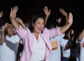 La candidata a la Presidencia de Perú por el partido Fuerza Popular, Keiko Fujimori (c), reacciona durante el cierre de su campaña, en Lima (Perú).