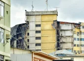 El edificio no ha sido demolido, se mantiene intacto.