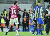 Angel Di María (d) de Rosario saluda a Mateo Carabajal de Independiente del Valle.