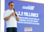 El presidente Daniel Noboa durante su visita a Santa Elena, donde anunció inversiones y entregó obras viales en Salinas.