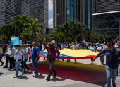 Personas participan en una manifestación de organizaciones sindicales, estudiantiles y gremiales para exigir aumentos salariales, en Caracas (Venezuela).