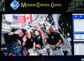 Astronautas de Artemis II saludan desde la estación espacial antes de iniciar el reingreso