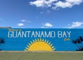 Fotografía del 22 de marzo de 2026 de un mural que da la bienvenida en un letrero en inglés a la bahía de Guantánamo, en Guantánamo (Cuba).