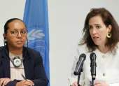 Grupo de trabajo sobre la utilización de mercenarios, Michelle Small (i), y la integrante del grupo Joana de Deus Pereira, durante una rueda de prensa en Bogotá (Colombia).